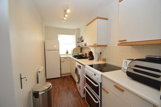 8, Vernon Close, Chertsey photo 3