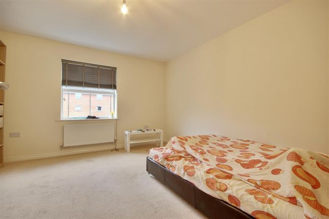 Town house to rent in Old College Walk, Cosham, Portsmouth