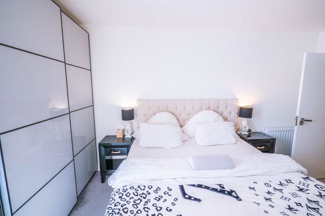 Flat for sale in Hickman Avenue, London