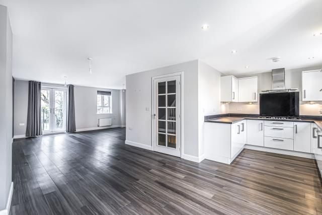6 Hennessy Crescent, Newbury, Newbury photo 2