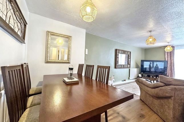 5, Neville Court, Washington photo 3