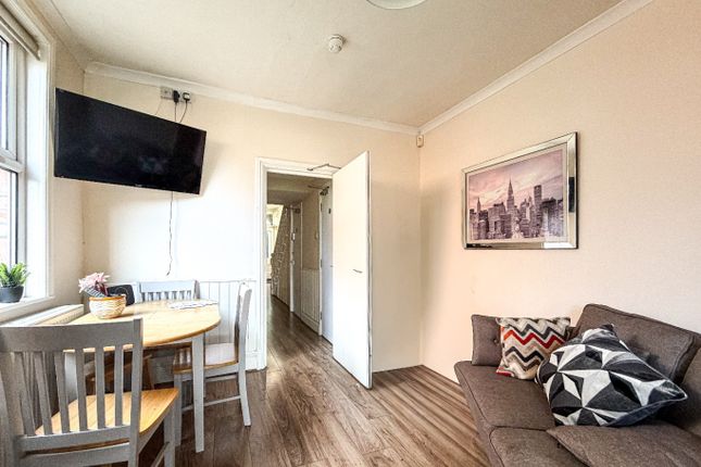 Room 5, 23 Clifton Terrace, Somerset photo 3