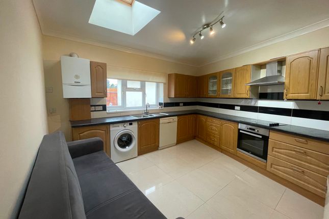 16A Daphne Gardens, London photo 3
