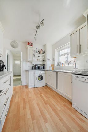 144, Coombfield Drive, Dartford photo 4