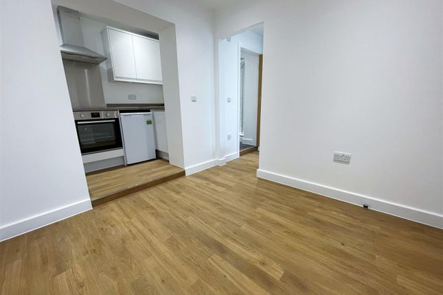 103B, Balgores Lane, Gidea Park photo 4