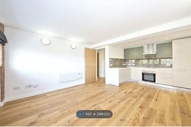 Flat, Tom Coombs Close, London photo 3