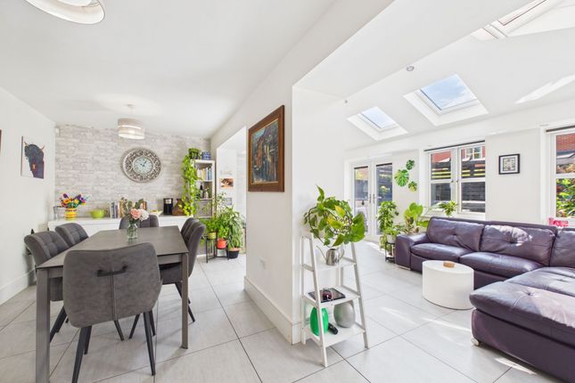 2 Ashwood Close, Manchester photo 2