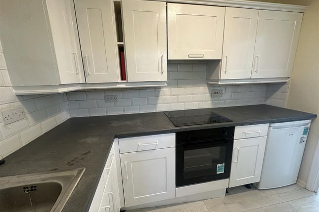 Flat 3, Fairbairn Close, Purley photo 2