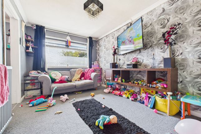 131 Oakington Garth, Bransholme, Hull photo 4