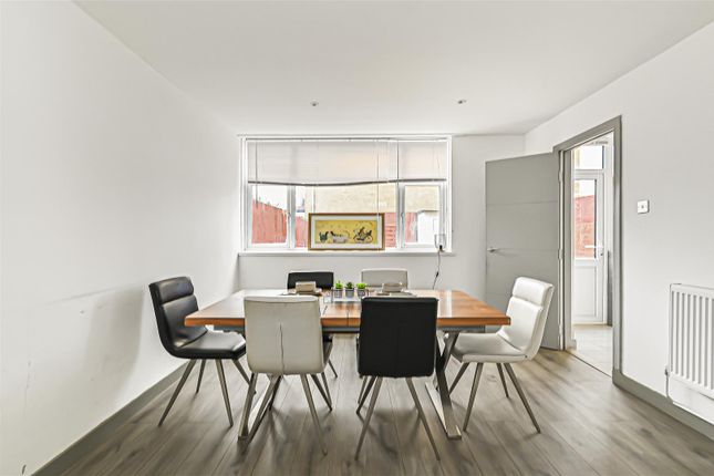 20, 20, Broomfield, London photo 5