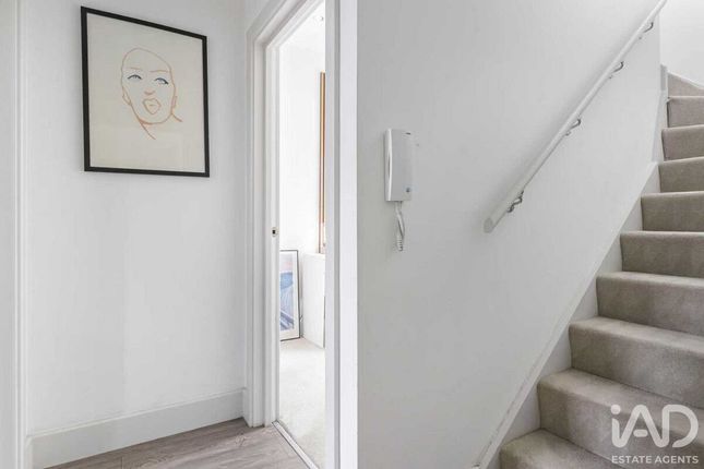 Flat Flat 4, 813, Harrow Road, London photo 3