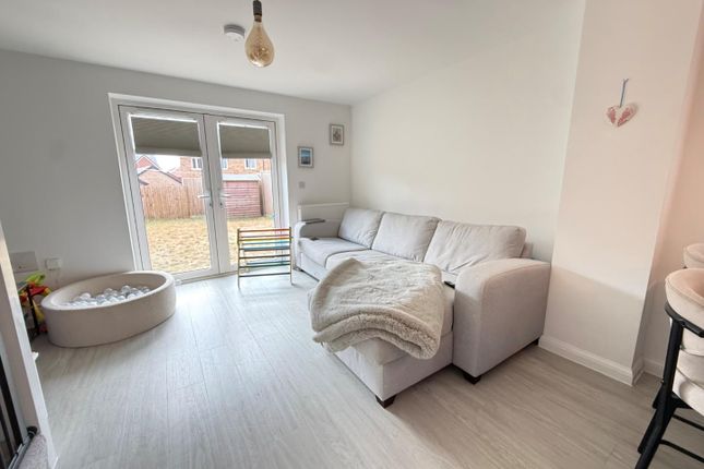 4, Kestrel Close, Northampton photo 2