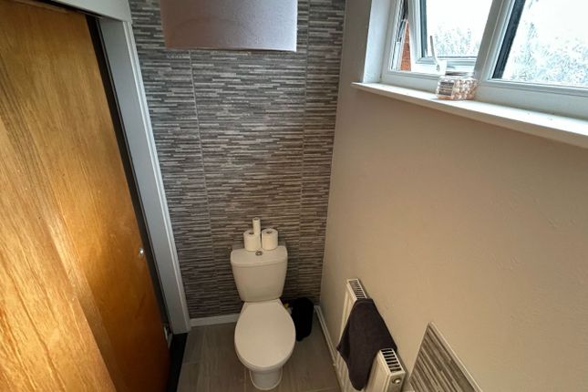 2, Dove Close, Staffordshire photo 5