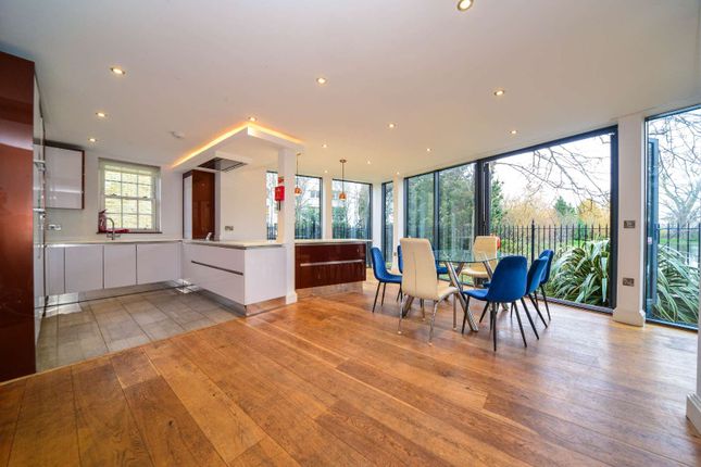 Town house to rent in Rushgrove Mews, Woolwich, London