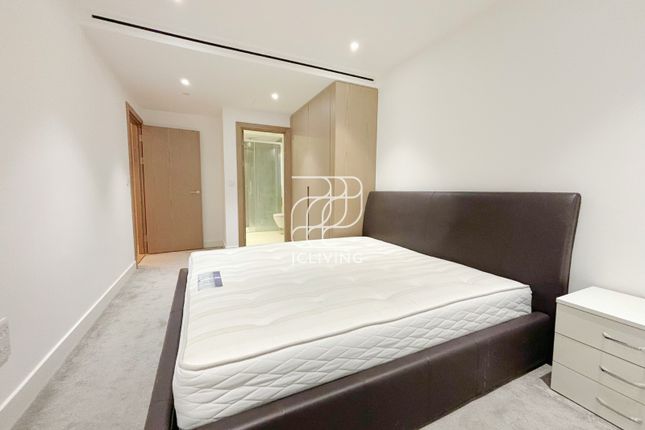 Flat to rent in Ariel House, London