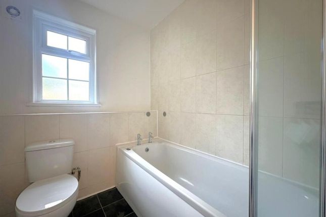 3 Saxon Court, Hithermoor Road, Stanwell photo 5