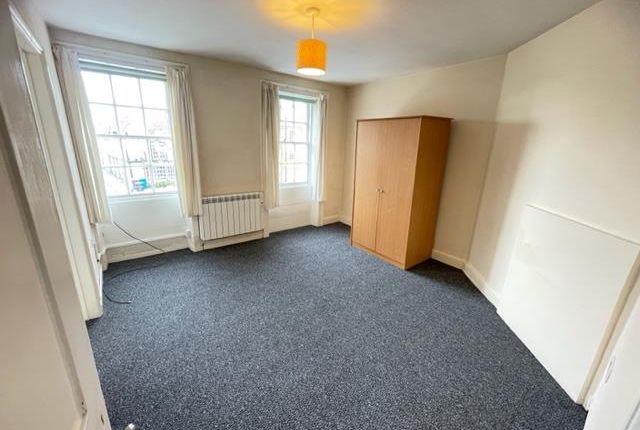 Studio flat on Flat B, 146, High Street, Swindon, £500/mo