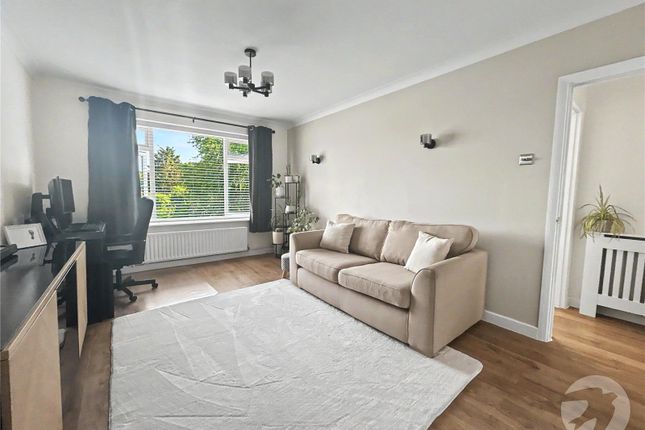 23, Christopher Close, Kent photo 4