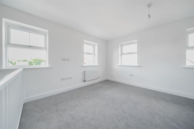 13, Iris Crescent, Leeds photo 4
