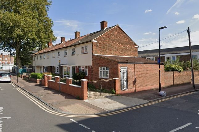 Parking/garage to rent in Abbey Road, Stratford, London