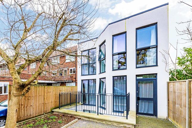 Thumbnail Flat for sale in South Bank, Surbiton