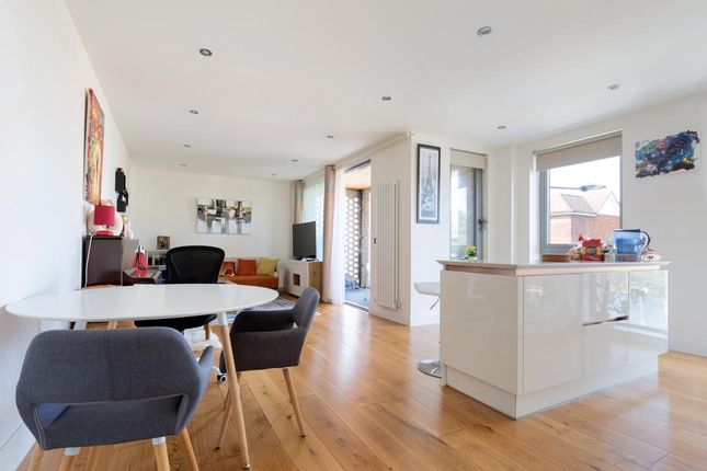 Flat for sale in Bardsley Lane, London