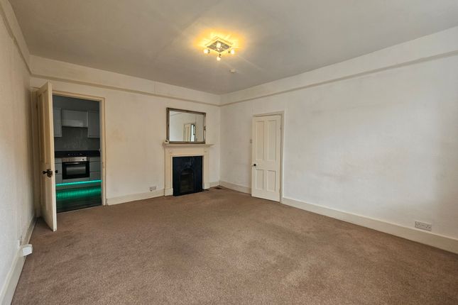 Apt 3, Torquay photo 2