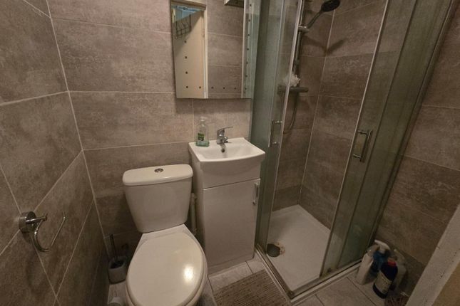 31, Castle Close, London photo 4