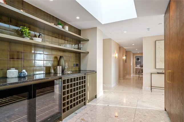 Flat for sale in Kingsway, London