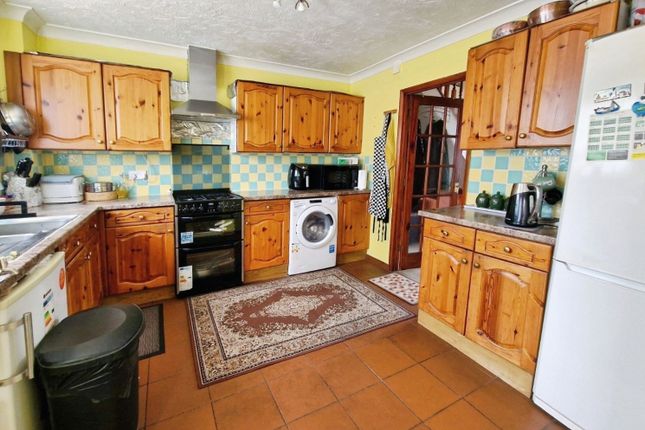 43, Potters Crescent, Ash photo 4