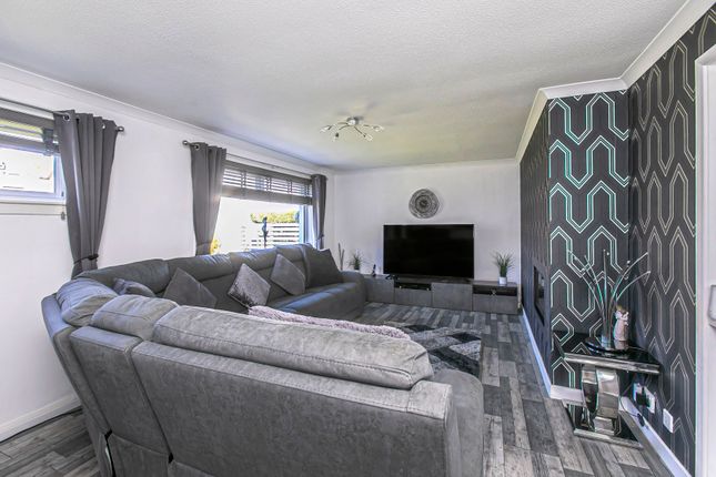 21, Heather Grove, Dunfermline photo 2