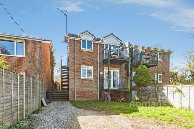 2-bed flat on Maple House, Mapledurham Drive, Reading, £1,250/mo