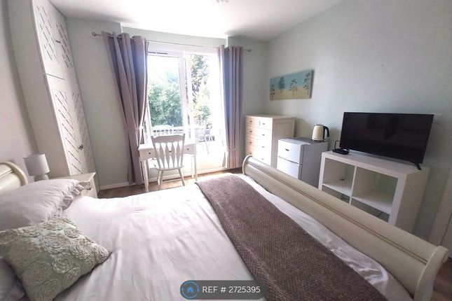 Hook Rise North, Tolworth Surbiton, Surbiton photo 2
