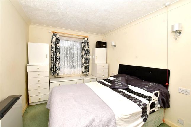 Thumbnail Flat for sale in Linkfield Lane, Redhill, Surrey