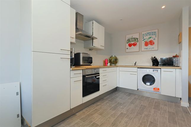 8, Woodeson Lea, Rodley photo 3