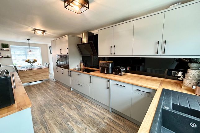 41, Claymar Drive, Swadlincote photo 3