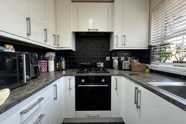 12, Whitehaven, Luton photo 2