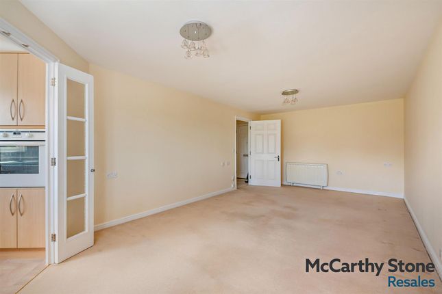 55 Benedict Court, Western Avenue, Newbury photo 3