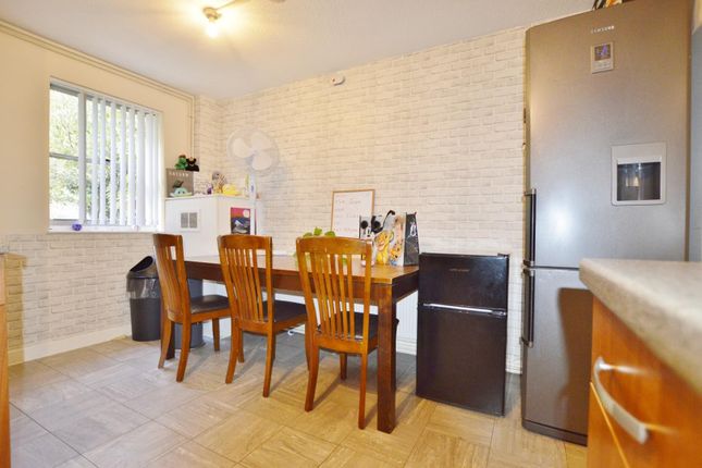 Town house for sale in Wine Close, London