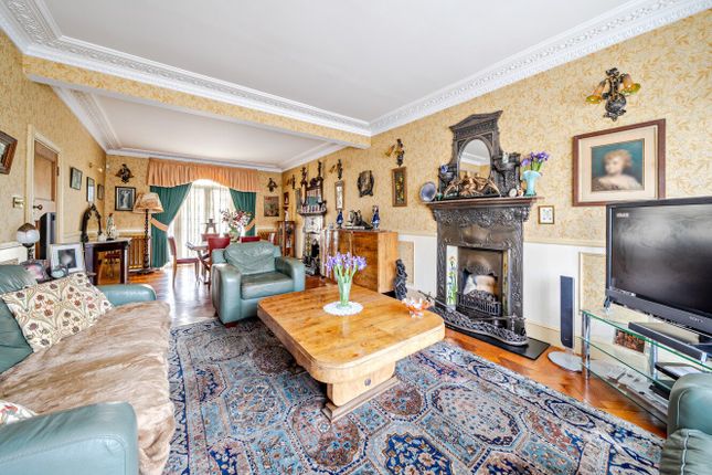 95, College Park Close, London photo 4