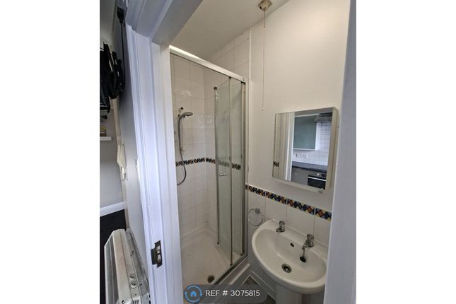 Flat, Hatherley Grove, London photo 5