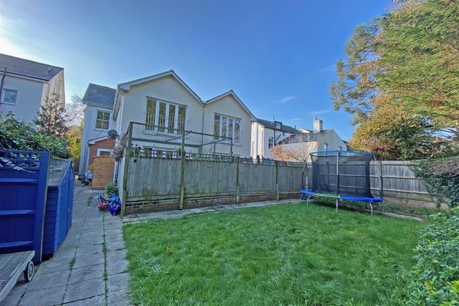 Thumbnail Flat for sale in Gloucester Road, Redhill