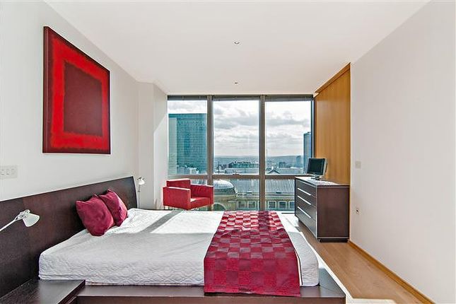 Flat to rent in No. 1 West India Quay, Hertsmere Road, London