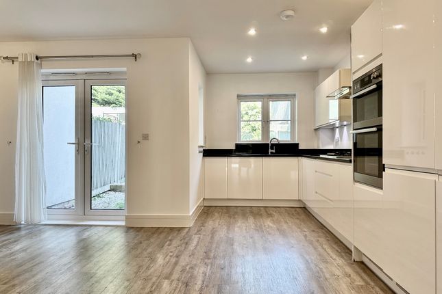 15 Greyford Close, Leatherhead photo 3