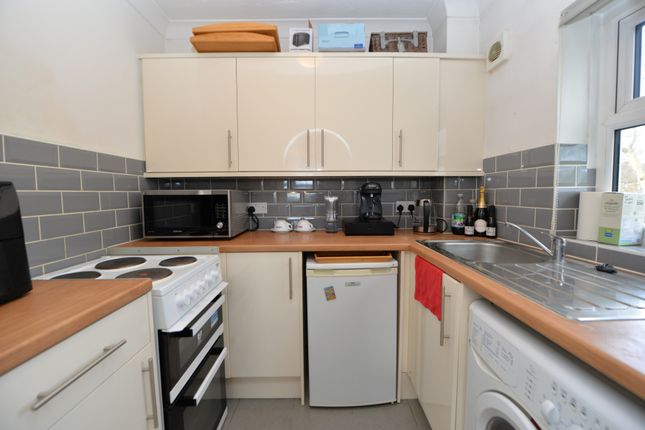 Flat to rent in Chelveston Crescent, Southampton