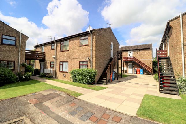 Thumbnail Flat for sale in Oakengrove Court, Oakengrove Road, Hazlemere, High Wycombe