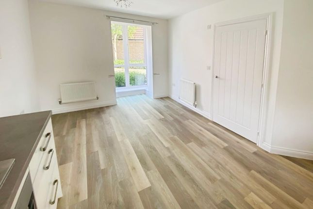 4, Arthur Maybury Close, Ashford photo 3