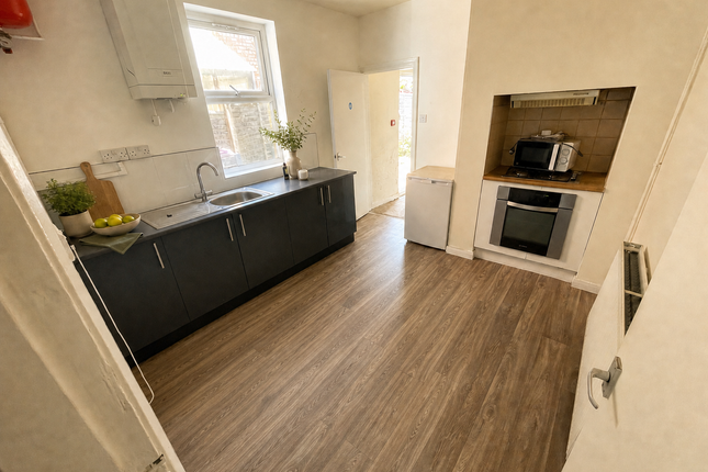 Room 3, 165 Harlaxton Road, Grantham photo 3