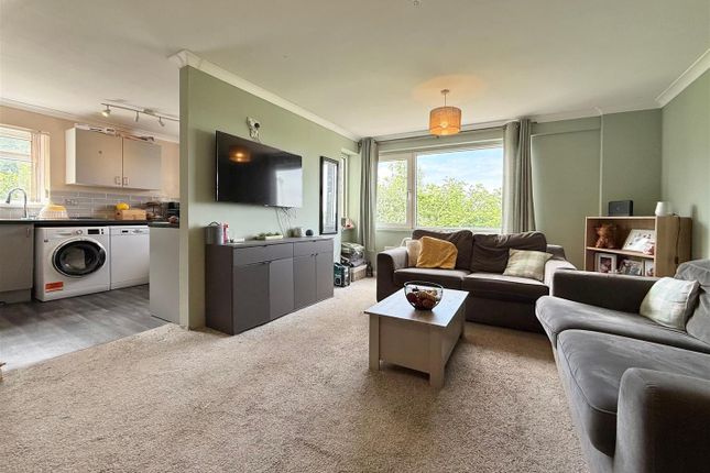 Lounge Into Kitchen.Jpg