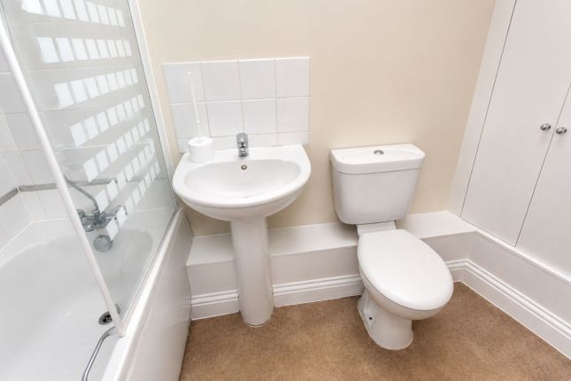 Flat 3, 20 Langley Road, STAINES-UPON-THAMES photo 5